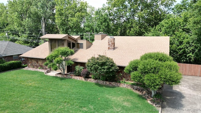 view of front facade featuring a front yard