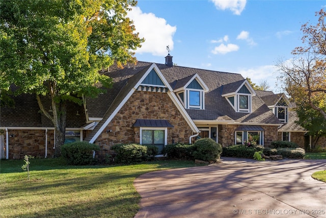 view of front of home featuring a front lawn