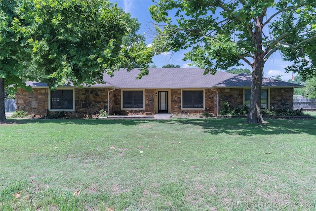 single story home with a front yard