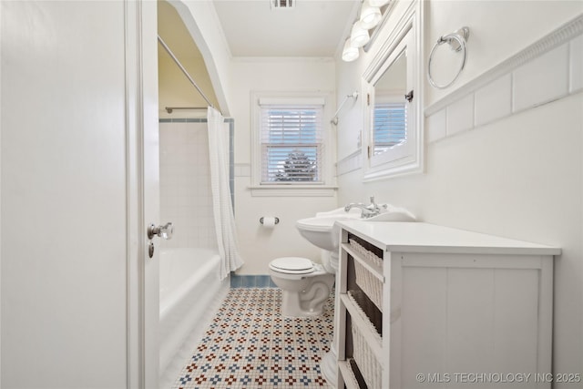 full bathroom with shower / bath combo with shower curtain, toilet, vanity, and ornamental molding