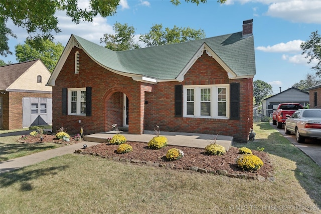 view of front facade with a front lawn