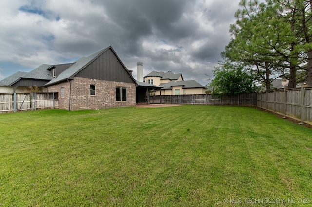 view of yard featuring a fenced backyard