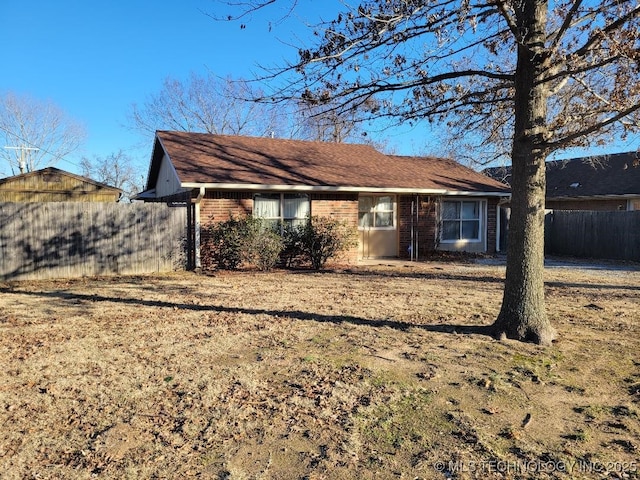 view of front of home featuring a front yard