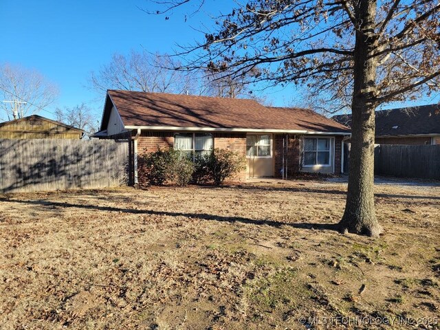 109 S E St, Eufaula, OK 74432 - view of front of home featuring a front yard