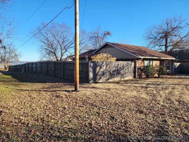 109 S E St, Eufaula, OK 74432 - view of yard