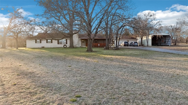 view of front of home featuring a front lawn and a carport