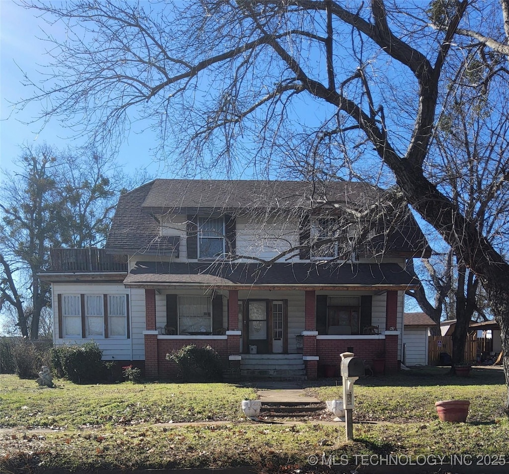 front of property with a porch and a front lawn