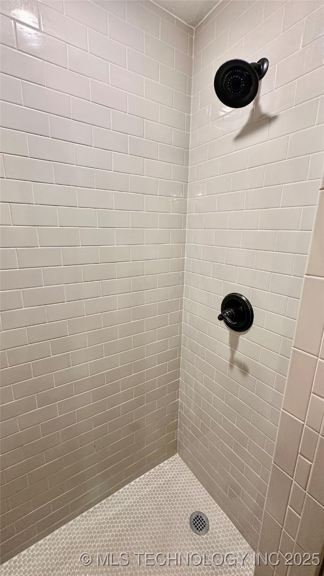 bathroom featuring a tile shower