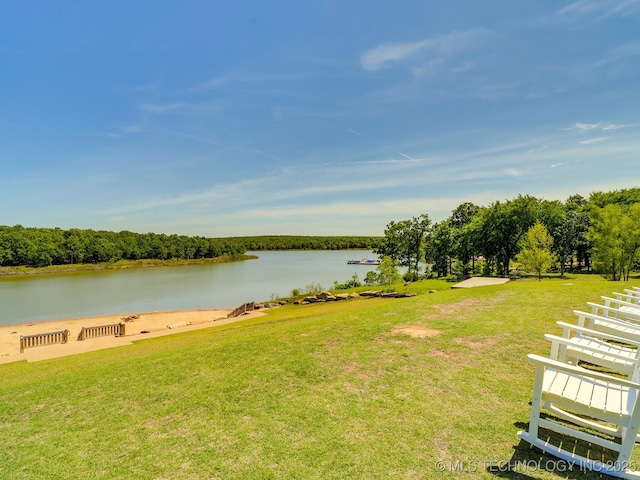 view of yard featuring a water view