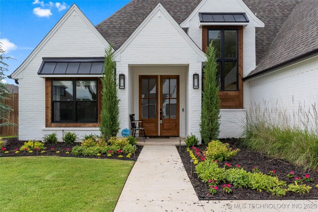 property entrance featuring a yard