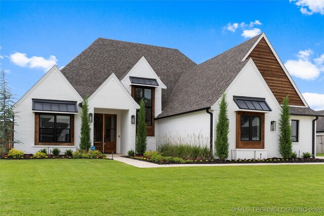 modern farmhouse style home featuring a front lawn