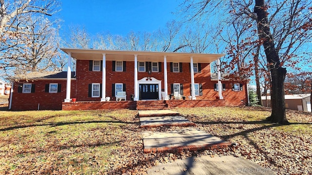 view of front of home featuring a front yard