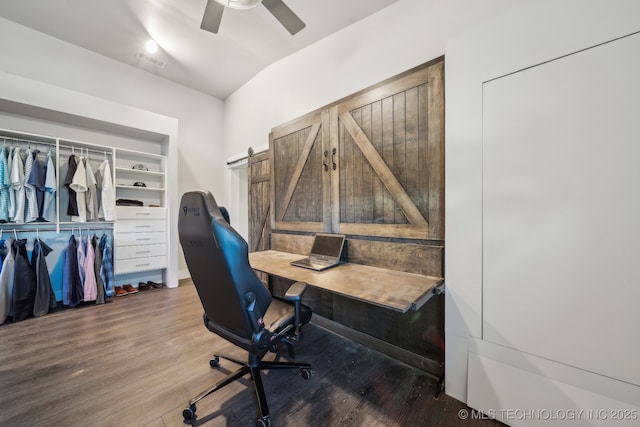 office area featuring wood-type flooring, lofted ceiling, ceiling fan, a barn door, and built in shelves