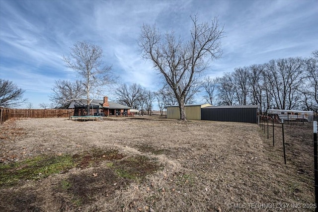 view of yard with an outbuilding