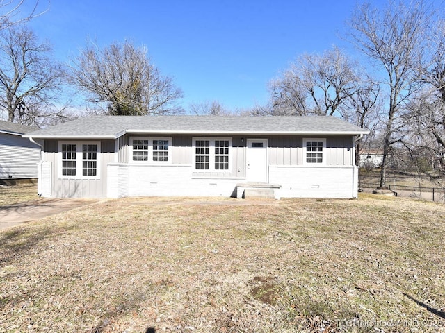 ranch-style home featuring a front yard