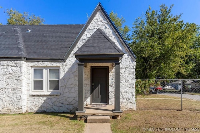 view of front facade with a front lawn