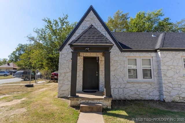 view of front of house featuring a front lawn