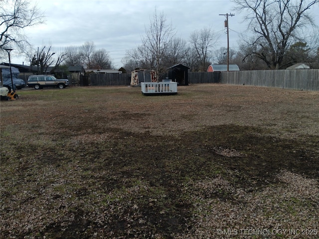 view of yard featuring a shed