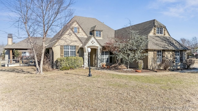 view of front of property with a front yard