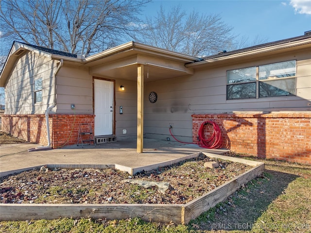 property entrance featuring a patio