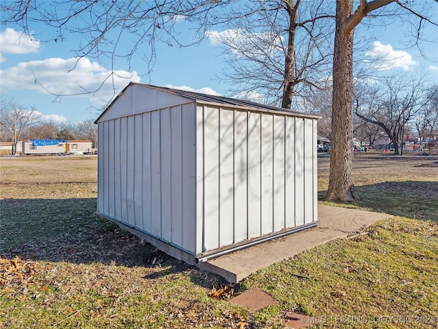 view of outdoor structure featuring a yard