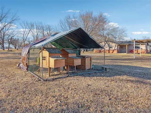 view of yard featuring an outbuilding