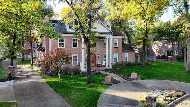 view of front of house featuring a front yard