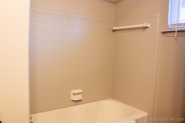 bathroom with tiled shower / bath