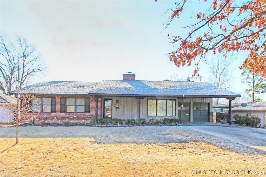 single story home with a carport