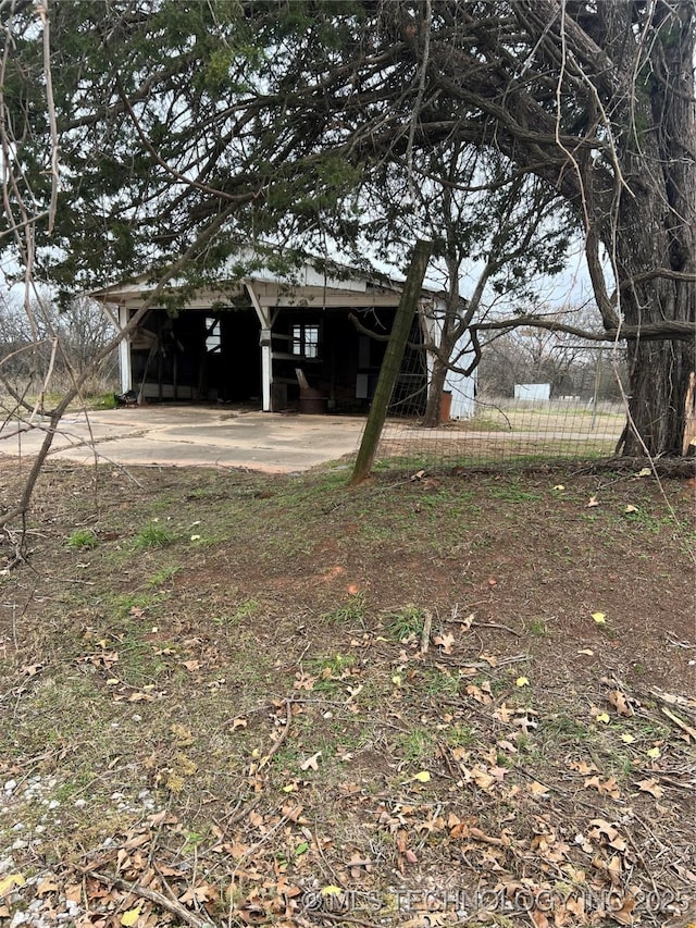 view of yard with a pole building