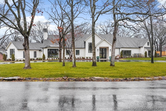 modern farmhouse style home featuring a front lawn