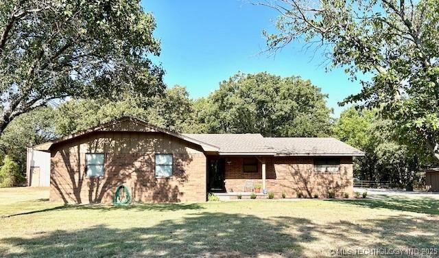 ranch-style home with a front yard