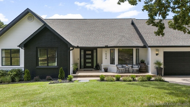 view of front of home featuring a front lawn