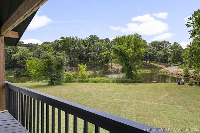 view of yard featuring a water view