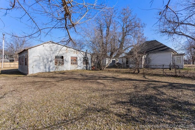 view of yard featuring an outbuilding