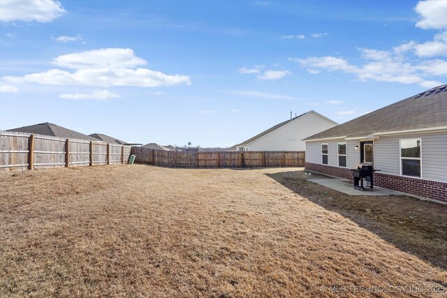 view of yard featuring a patio area