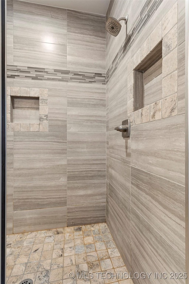 bathroom featuring a tile shower