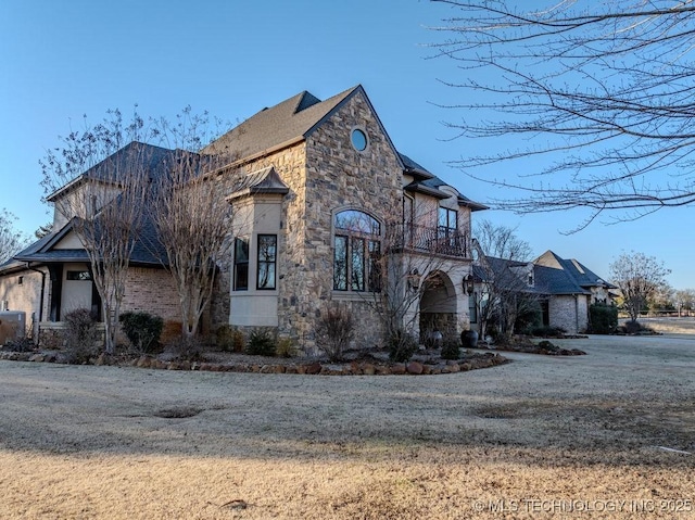 view of front facade featuring a front yard