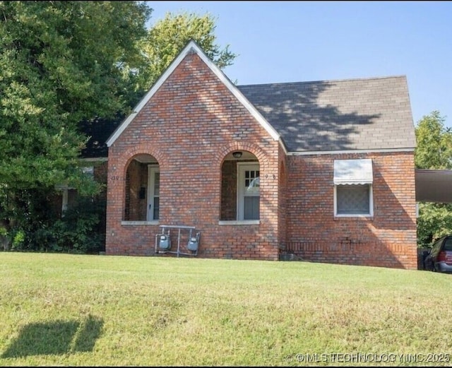 view of front facade with a front yard