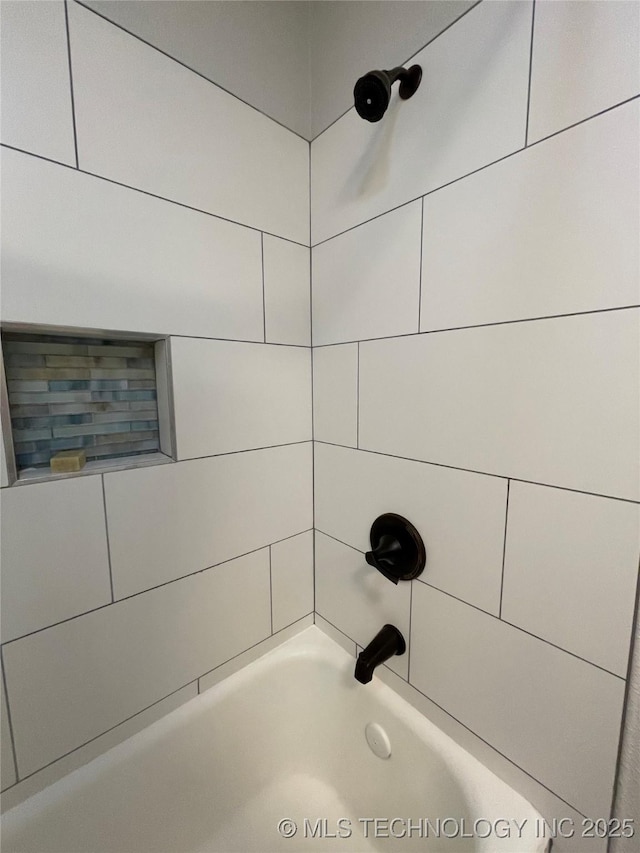 room details featuring tiled shower / bath