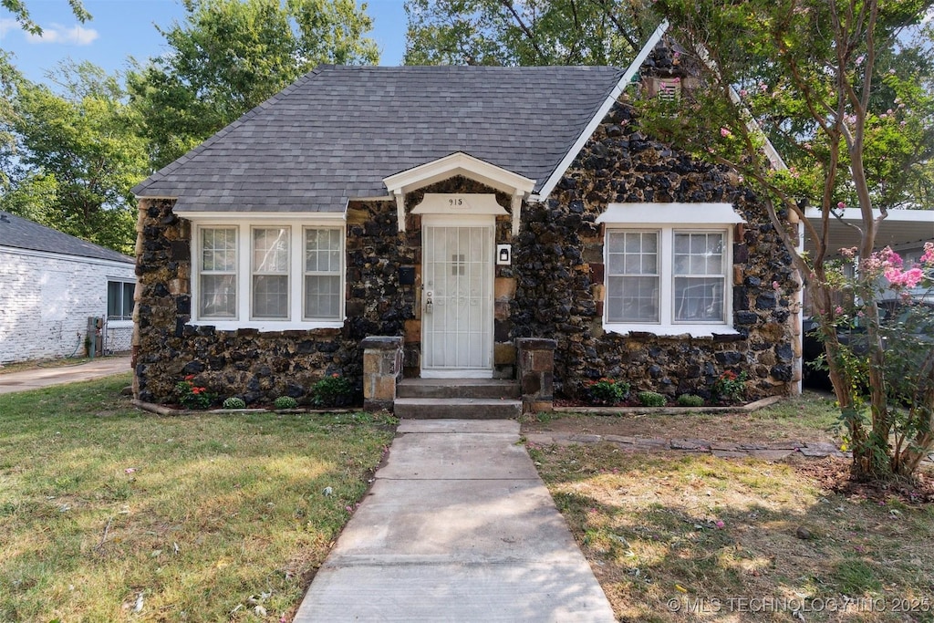 view of front of home featuring a front lawn