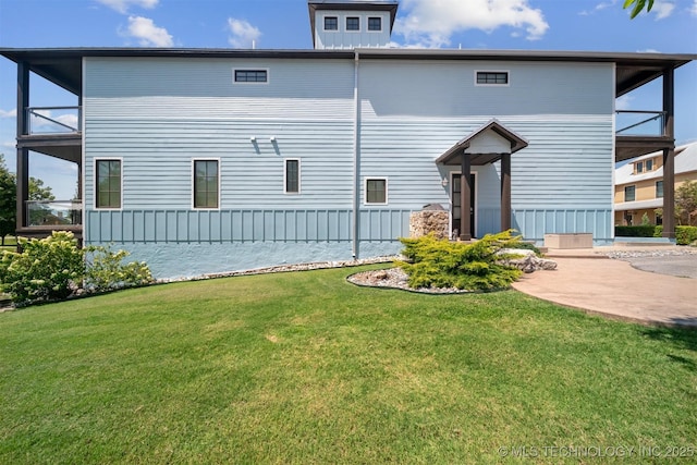 view of front facade with a front yard