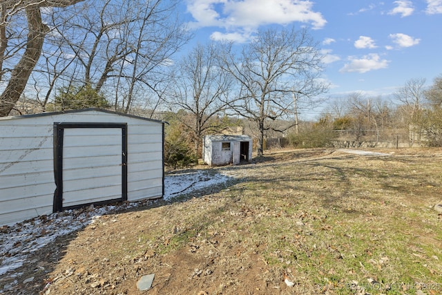 view of yard featuring a storage shed