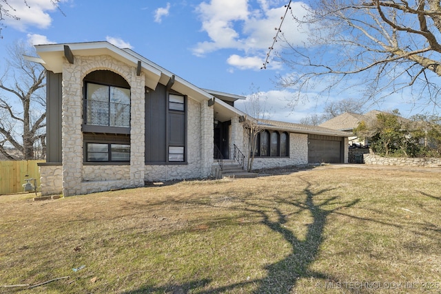 view of front of property featuring a garage and a front yard