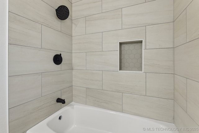 bathroom featuring tiled shower / bath