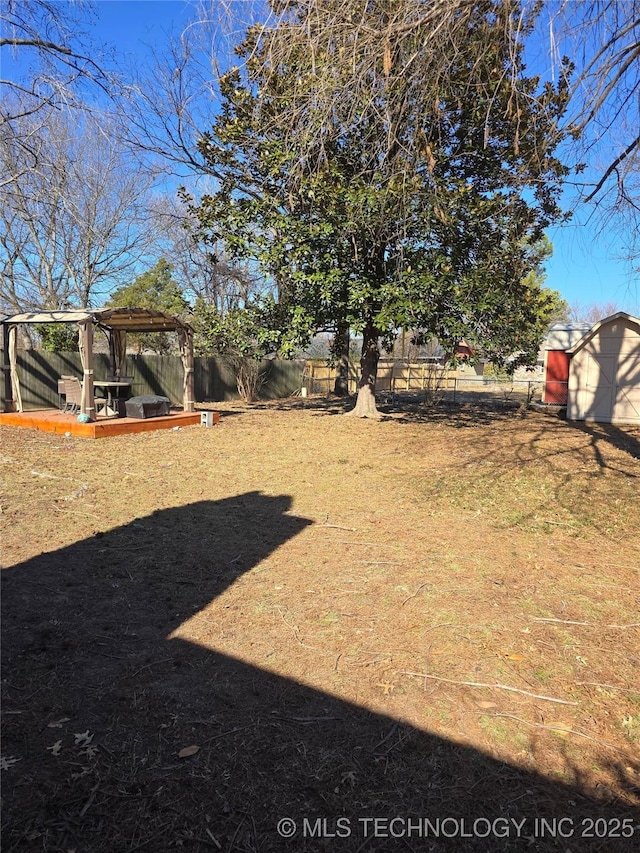 view of yard with an outbuilding