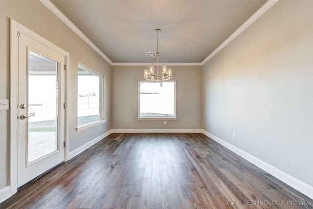 empty room with dark wood-type flooring, ornamental molding, and a notable chandelier