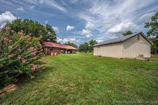 view of yard featuring an outdoor structure