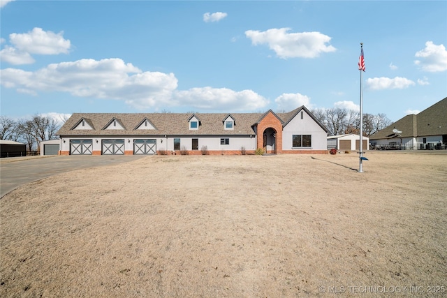 view of front of property with a front lawn