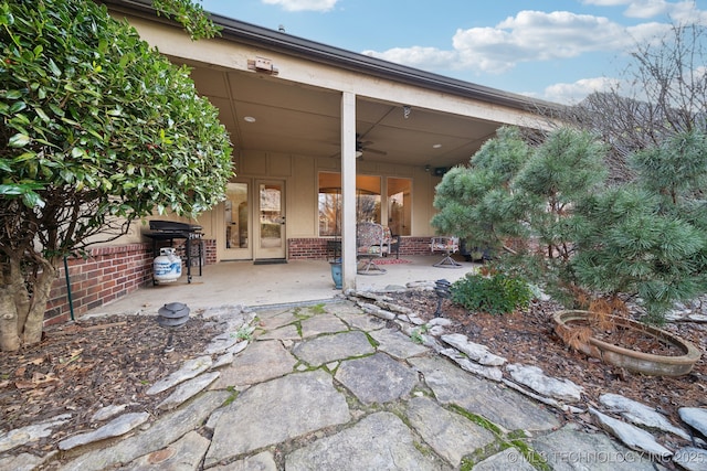 view of patio with ceiling fan